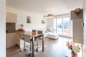 Zdjęcie z galerii obiektu L8 Calm, panoramic Sea View withTerrace, Parking & AC w mieście Saint-Laurent-du-Var