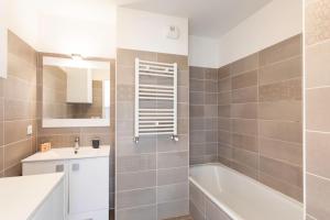 łazienka z wanną, umywalką i wanną tubermottermott w obiekcie L8 Calm, panoramic Sea View withTerrace, Parking & AC w mieście Saint-Laurent-du-Var +29 zdjęć