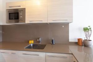 Kuchnia lub aneks kuchenny w obiekcie L8 Calm, panoramic Sea View withTerrace, Parking & AC