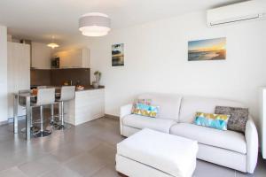 Kuchnia lub aneks kuchenny w obiekcie L8 Calm, panoramic Sea View withTerrace, Parking & AC