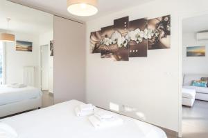 Łóżko lub łóżka w pokoju w obiekcie L8 Calm, panoramic Sea View withTerrace, Parking & AC