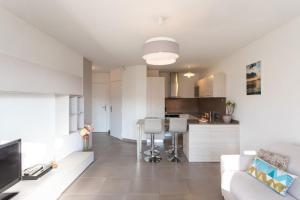 Kuchnia lub aneks kuchenny w obiekcie L8 Calm, panoramic Sea View withTerrace, Parking & AC