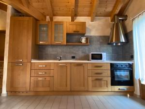 una cucina con armadi in legno e piano cottura di Bait dal Molin Florin a Livigno