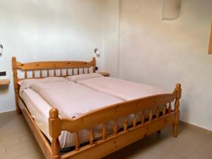 una camera con letto in legno di Bait dal Molin Florin a Livigno