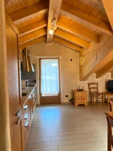 una cucina con soffitti in legno e una grande finestra di Bait dal Molin Florin a Livigno