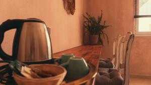 Utensilios para hacer té y café en Hostal Esfigueral