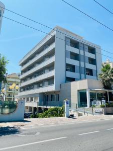 un edificio de apartamentos al lado de una calle en Noha Suite Hotel, en Riccione