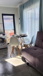 sala de estar con sofá y mesa en Villa Dubaai, en Mossel Bay