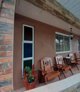 un grupo de sillas sentadas en el porche de una casa en Shawn's Transient House at New Clark City en Calingcuan