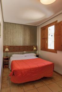 Łóżko lub łóżka w pokoju w obiekcie Barranco de la Olla by Apartamentos Arnedillo