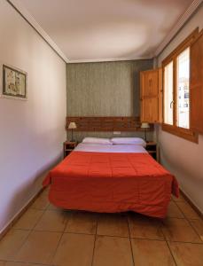 Łóżko lub łóżka w pokoju w obiekcie Barranco de la Olla by Apartamentos Arnedillo