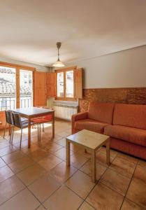salon z kanapą i stołem w obiekcie Barranco de la Olla by Apartamentos Arnedillo w mieście Arnedillo