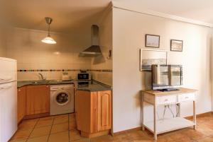 Kuchnia lub aneks kuchenny w obiekcie Barranco de la Olla by Apartamentos Arnedillo