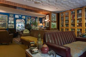 里貝拉德卡多斯的住宿－嘉多斯酒店，客厅配有沙发和桌子