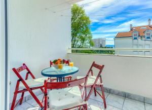 un tavolo e 2 sedie sul balcone di Apartment Bruno a Spalato (Split)