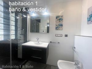 a bathroom with a sink and a mirror at ALBACETE CENTRO PARKING GRATIS 2 PLAZAS in Albacete