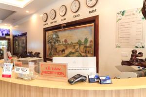 un mostrador con relojes en la pared en Luxury Airport Hotel Travel, en Noi Bai
