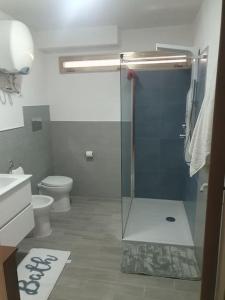 een badkamer met een douche, toilet en wastafel bij casa vacanza Nonna Lina in Rosolini