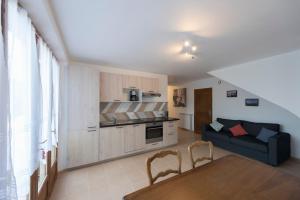 ein Wohnzimmer mit einem Sofa und einer Küche in der Unterkunft La Flassantine - Appartement in Flassans-sur-Issole