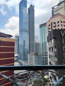 - une vue sur une ville avec de grands bâtiments dans l'établissement Citadel Inn, à Manille