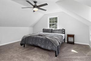 - une chambre avec un lit et un ventilateur de plafond dans l'établissement Waynesboro Home Near Wintergreen Charlottesville, à Waynesboro