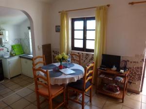 cocina y comedor con mesa y sillas en Casa da Marina, en Aljezur