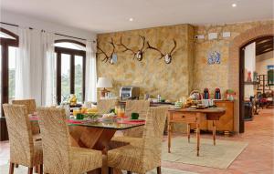 uma sala de jantar com mesa e cadeiras em 12 Bedroom Stunning Home In La Granada De Ro-tint em La Granada de Río Tinto
