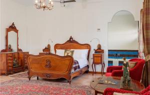 1 dormitorio con 1 cama, mesa y sillas en 12 Bedroom Stunning Home In La Granada De Ro-tint, en La Granada de Río Tinto