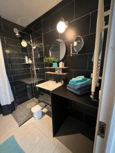 Varmi Guesthouse Apartments & rooms的一间浴室