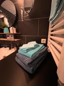 Varmi Guesthouse Apartments & rooms客房内的一张或多张床位
