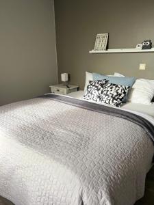 Varmi Guesthouse Apartments & rooms客房内的一张或多张床位