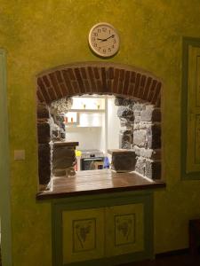 zegar na ścianie nad ladą w kuchni w obiekcie MOLYVOS BOUTIQUE HOUSE w mieście Mythimna