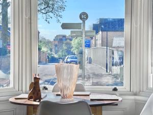 un tavolo in una stanza con una grande finestra di Cliffords Reach at Bluebridge Court -City Centre - Free Parking a York