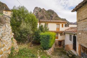 a house in a village with mountains in the background at Casa Arnedillo in Arnedillo