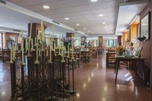 um salão de banquetes com mesas e cadeiras com velas em Hotel Cardós em Ribera de Cardós