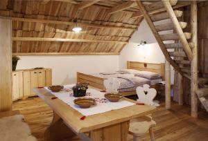 Cette chambre comprend une table et un lit. dans l'établissement Alpine Homestead, à Goreljek