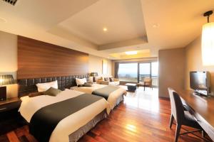 那須的住宿－FOURTREAT plus NASUKOGEN，酒店客房设有两张床和一台平面电视。