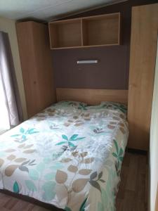 Posteľ alebo postele v izbe v ubytovaní KERLANN****MOBIL-HOME 4 CH TOUT CONFORT