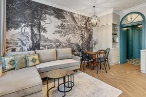 una sala de estar con un sofá y una mesa en Ogarna Baltus, Main Old Town by Downtown Apartments, en Gdansk