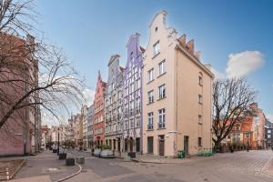 un gran edificio en una calle de una ciudad en Ogarna Baltus, Main Old Town by Downtown Apartments, en Gdansk