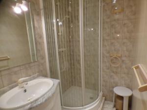 La salle de bains est pourvue d'une douche et d'un lavabo. dans l'établissement Appartement Les Saisies, 2 pièces, 8 personnes - FR-1-594-41, à Hauteluce