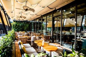 Um restaurante ou outro lugar para comer em Hotel G Yangon