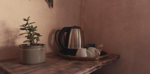 Utensilios para hacer té y café en Hostal Esfigueral