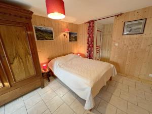een slaapkamer met een bed in een kamer bij Les Meublés du Rocher - Près du parc LE PAL in Bourbon-Lancy