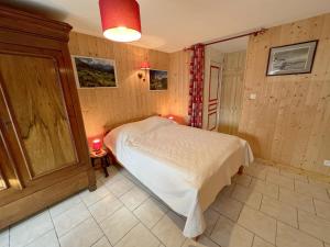 un dormitorio con una cama en una habitación en Les Meublés du Rocher - Près du parc LE PAL, en Bourbon-Lancy