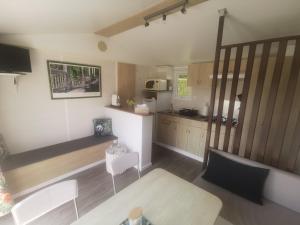 een woonkamer met een tafel en een keuken bij Gîte Panda house in Villefranche-Sur-Cher
