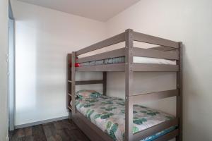 מיטה או מיטות קומותיים בחדר ב-Ti Kréol - 5 minutes des plages