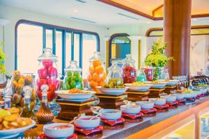 een buffet met kommen en borden met eten bij Sun Grow Villas in Da Nang