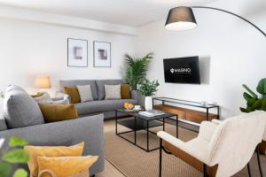 Televízia a/alebo spoločenská miestnosť v ubytovaní Magno Apartments Castelar