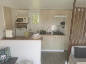 Kuchyňa alebo kuchynka v ubytovaní Gîte Panda house